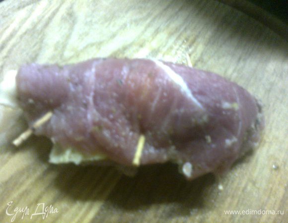 свернуть рулетиком и закрепить зубочистками