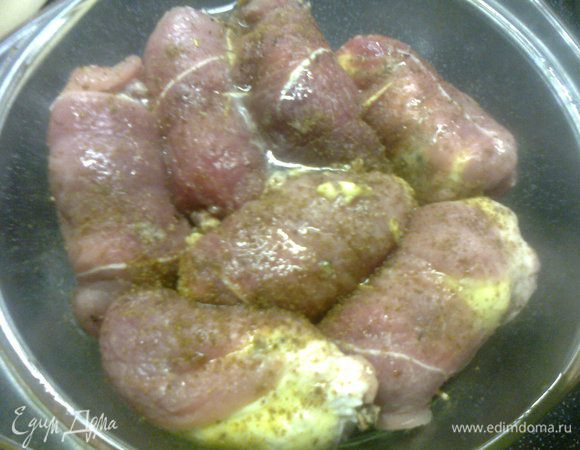 сложить в форму,которую предварительно смазать маслом,и запекать при 200С 30 минут,переодически поливая соком