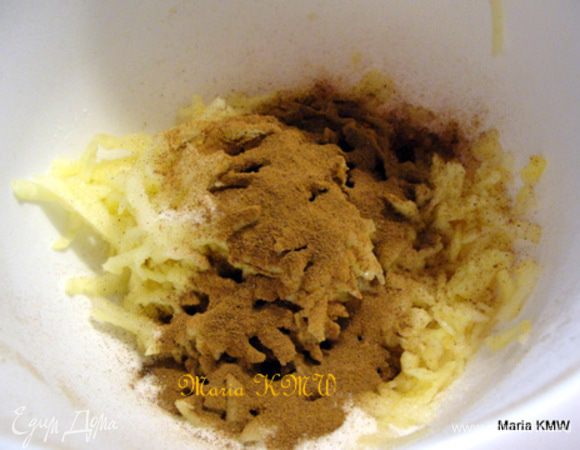 Яблоки помыть, почистить, натереть на терке или порезать на мелкие кусочки.
Засыпать 2 ст.л. сахара и 1 ч.л. корицы.