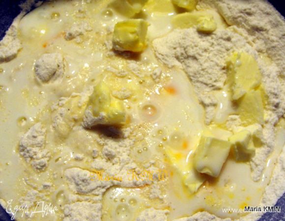 Муку с разрыхлителем просеить, смешать со 150 г сахара, ванильным сахаром маслом, пахтой, яйцом. Тесто тщательно вымешать.