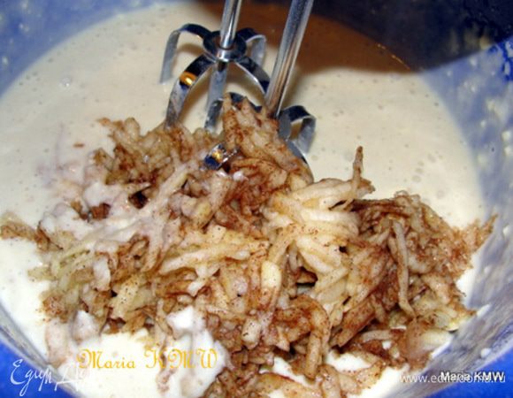 Смешать тесто с яблочной массой.
Выложить в бумажные формочки для маффинов или смазать формочки маслом, после выложить в них тесто. Присыпать сверху смесью оставшегося сахара и корицы.
Выпекать 18-20 минут, при температуре 200 С.