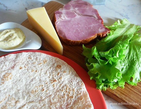 Ветчину и сыр тонко нарезать, салатные листья промыть и обсушить. Их можно нарвать крупными кусками, а можно оставить целыми.