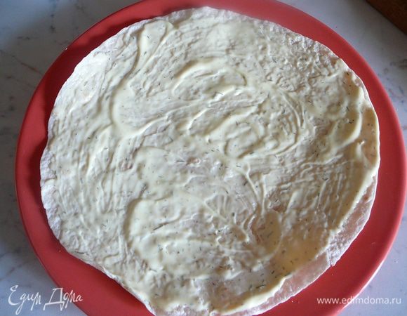 Для соуса смешать натуральный йогурт, совсем немного укропа и куркуму. Смазать соусом лепешку.