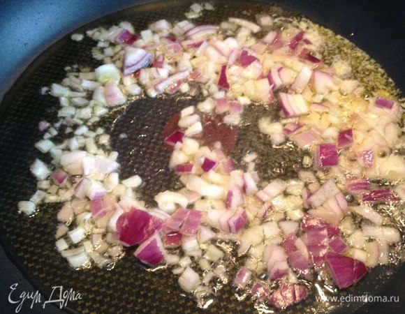 На сковороде со сливочным и оливковым маслом обжарить мелко нарезанный лук