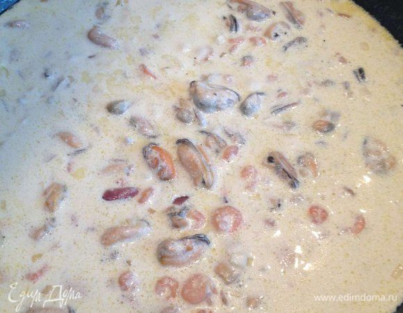 Когда спирт выпарится, добавляем сливки. Тушим минут 15-20.