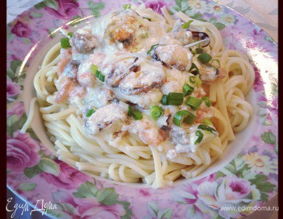 Готовые морепродукты в соусе кладем на отваренные спагетти! Приятного аппетита!