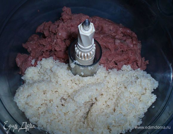 Берем готовый фарш, все перемешиваем, солим, добавляем зиру, корицу.