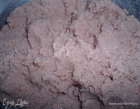 Можно прокрутить все в комбайне. Масса должна получиться пластичной, клейкой. Массу оставляем  отлеживаться.