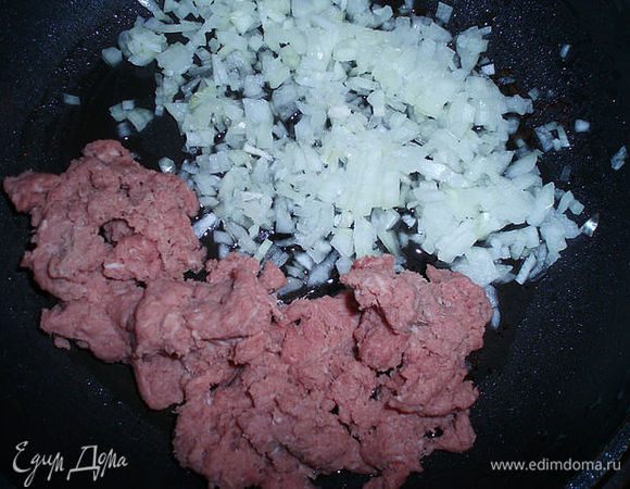Делаем начинку: берем полчашки фарша, мелко порезанную луковицу.