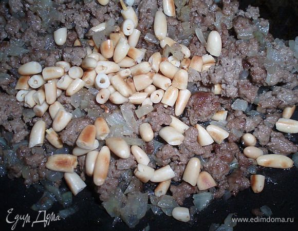 Жарим до готовности на раст. масле, солим, добавляем гранатовый сироп (у меня кончился, я добавила гранатовый сок) и кедровые орешки(можно грецкие). Начинка готова.