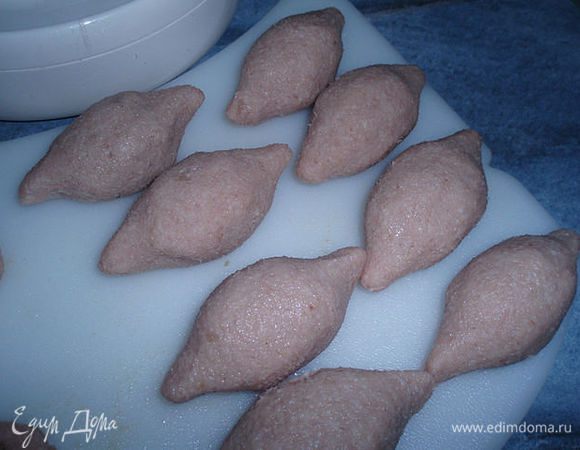 Залепляем шарики в конусную форму.