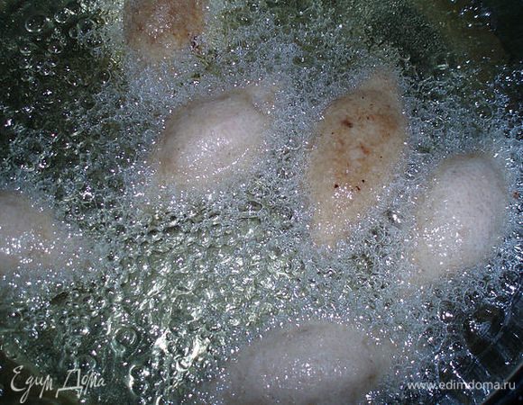 Обжариваем в кипящем масле.