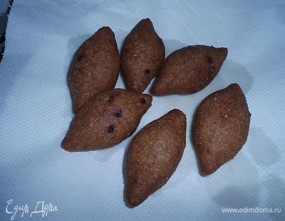 Готовые куббе откидываем на салфетку.