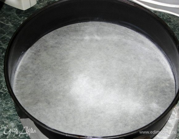 В металлическую или стеклянную миску для взбивания засыпать сахарную пудру, разбить 4 яйца + 1 белок. Из стручка вынуть семена ванили и добавить их к пудре и яйцам(можно взять ванильный сахар), добавить лимонную цедру половинки лимона и лимонный сок или соль на кончике ножа.