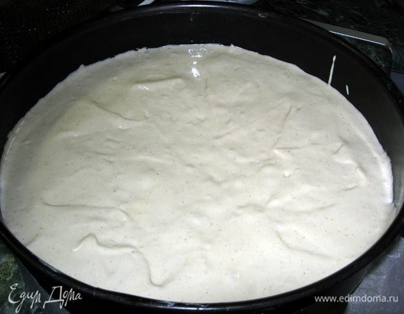 Миксером, на высокой скорости, взбить до увеличения объёма в 2-3 раза, это примерно 15 минут. Получается консистенция жидкой сметаны.