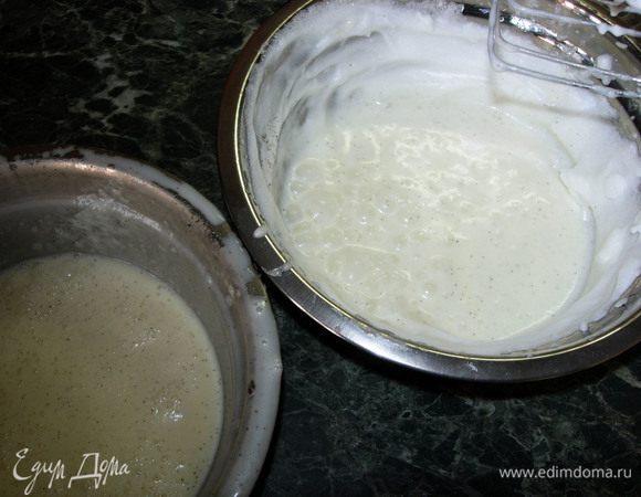 Крем:
Берём размягчённое сливочное масло и отправляем его в миксер, взбиваем, постепенно добавляя сгущённое молоко.