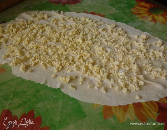 вылаживаем сверху творог смешанный с желтками