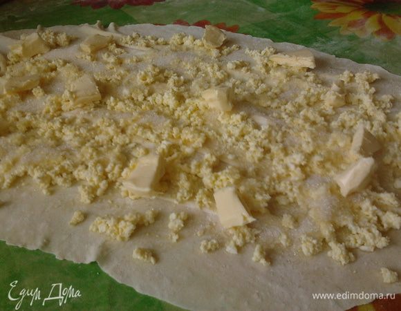 добавляем сверху сахар и вылаживаем кусочки сл.масла