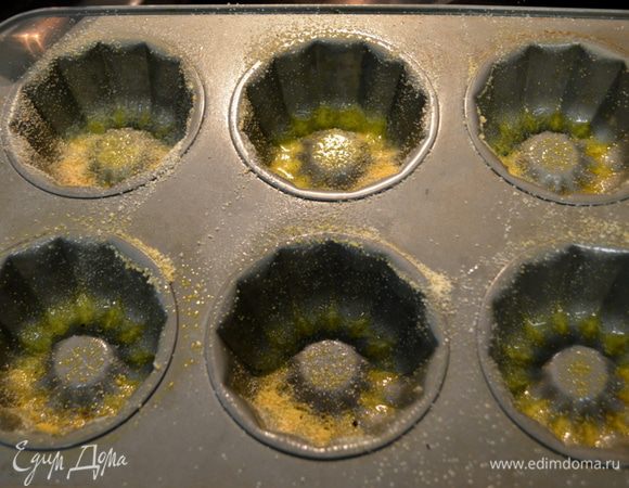 Разогреть духовку до 160 г. Наши формочки смажем маслом и присыплем мукой или манкой.