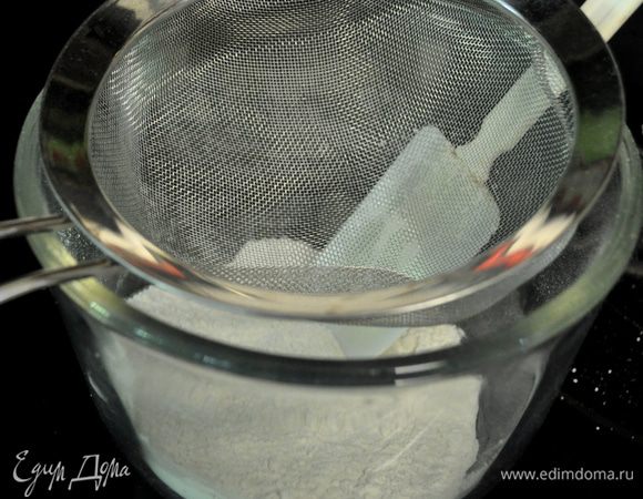 Тортовую муку делаем сами. Берем стакан муки ровно и 1 ст.л. снимаем муку и откладываем обратно в общую муку, а в нашу муку добавляем ровно 1 ст.л. крахмала, на 0,5 стакана также сделайте с 1 ч.л. муки и крахмала. Просейте все вместе уже смешананную муку с крахмалом и ваша тортовая мука готова.
Смешаем муку с солью. Отставим.