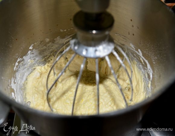 Затем ванилин и 1 1/2 ч.л. воды, размешаем. Снизим скорость и добавим муку с солью, хорошо перемешаем, соскребаем со стенок перемешивая.