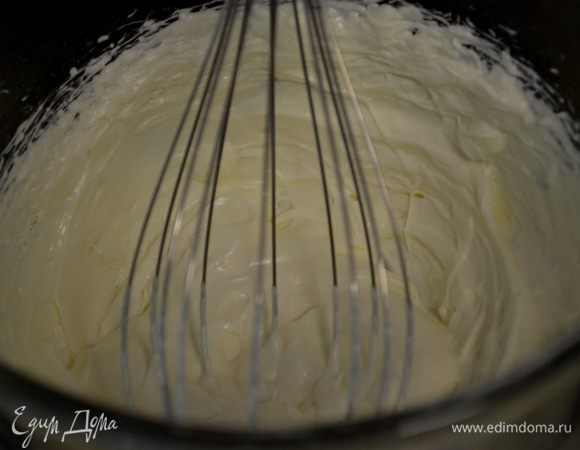 Добавим в каждую формочку 1/3 теста.
Приготовим наш сливочный сыр.
Выложим его с сахарной пудрой и миксером на медленной скорости взбиваем пока сливочный сыр не станет воздушным.