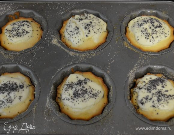 Затем выкладываем наш готовый сливочный сыр по 1 ст.л. в центр каждого кекса. А сверху на каждый кекс присыпаем маком. У меня хватило ровно на 16 кексов крупного размера. Выпекаем около 25 мин.