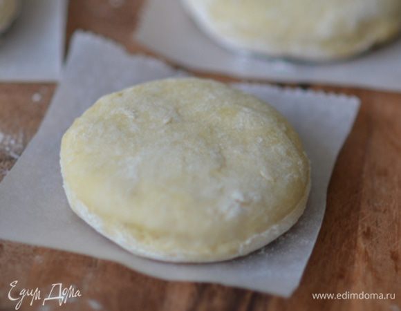 Рабочую поверхность присыпать мукой.Раскатать тесто толщиной 1 см.
Вырезать круги диаметром 7-8 см.Немного приплюснуть,положить на листочки из пергамента.Накрыть и оставить на 30 мин.

