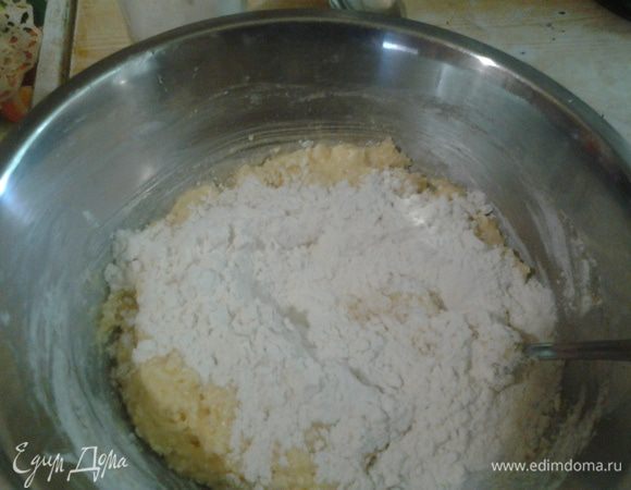 Добавить постепенно муку с разрыхлителем и тщательно вымешать, я сначала добавила 1,5 стакана муки и еще 1/2 стакана ушла на замешивание колобка