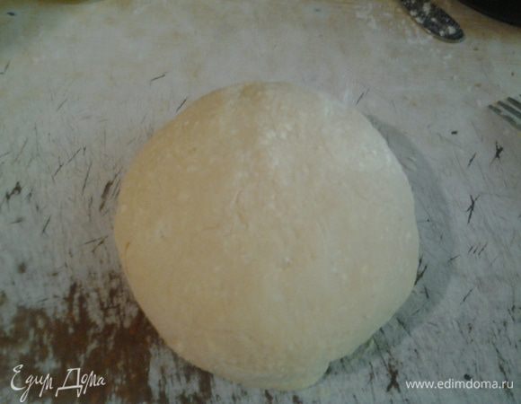 Вымешивать тесто пока оно станет похоже на колобок и достигнет консистенции теста для печенья