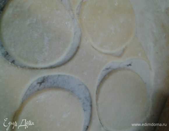 Тесто раскатать толщиной приблизительно 0,3-0,5 см, вырезать стаканом или кружкой кружки