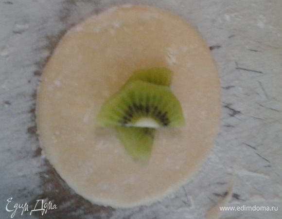 В центр кружка положить кусочек киви 