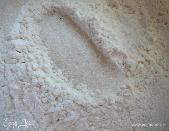 Муку смешать с сахаром и солью.