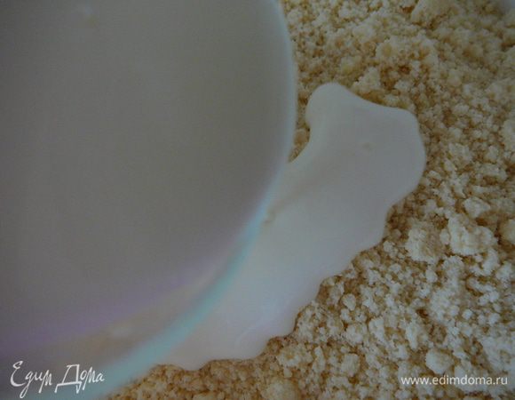 Поставить тесто в холодильник минут на 40. Затем добавить холодный кефир или пахту.