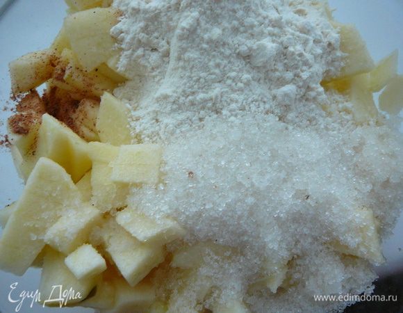 Приготовить начинку.Д ля этого яблоки помыть, очистить и удалить сердцевину. Порезать мелким кубиком. Перемешать в миске яблоки, лимонный сок, цедру, сахар, корицу, муку, мускатный орех.