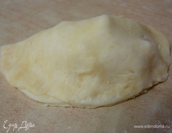 Сложить пополам круг, прижать края, слегка защипать. Пройтись по краям вилкой, таким способом защипывая уже более тщательно края. Сложить полуфабрикаты пирогов на слегка присыпанную мукой доску и отправить их в холодильник. Повторить все тоже самое со второй половиной теста и обрезками, не забывайте тесто и обрезки отправлять в холодильник пока начиняете пироги.