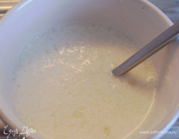 Пачку желатина (7 гр) развести в 100 мл молока комнатной температуры и оставить набухать его 10 минут.