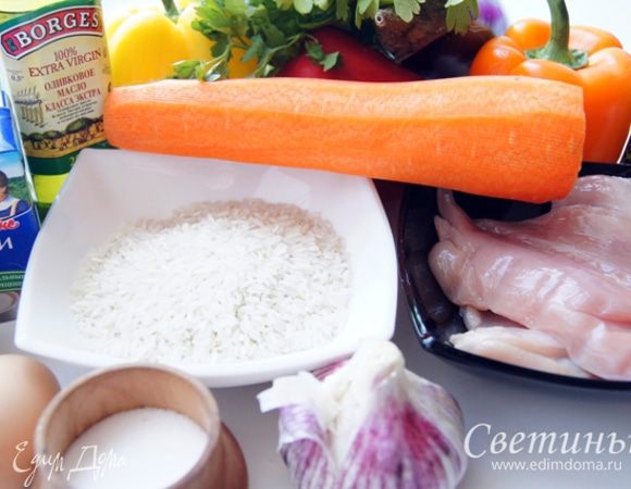 Набор продуктов, как заказывали (по условиям конкурса). Единственное упущение – помидоры. Как-то я мимо них проскочила в магазине. Поэтому пришлось заменить их на сладкий перец. Хотя и помидорный вариант здесь был бы вполне уместен и прекрасно вписался бы в овощную радугу. Так что, этот момент полностью на ваше усмотрение.