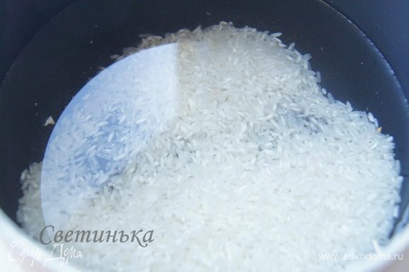 Начинаем с варки риса. Все как обычно - соотношение воды и риса 2:1, солим, ложечку масла оливкового и варим 20 минут.