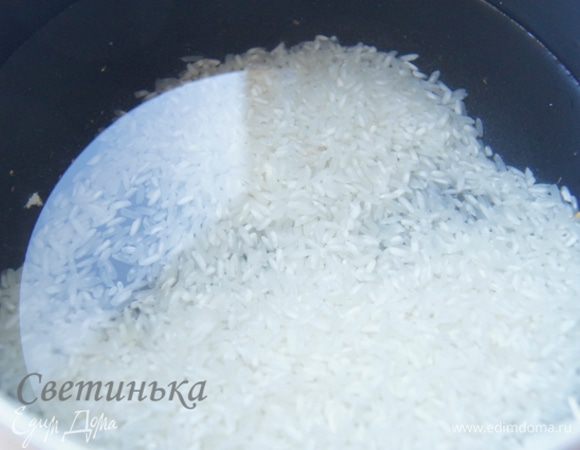 Начинаем с варки риса. Все как обычно - соотношение воды и риса 2:1, солим, ложечку масла оливкового и варим 20 минут.