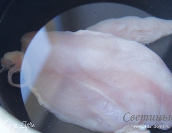 Параллельно отвариваем куриное филе.