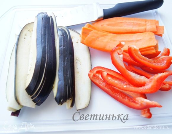 Пока рис с курицей доходят до готовности, нарезаем баклажаны, морковь и перец (помидор). Для нарезки моркови воспользовалась овощечисткой.