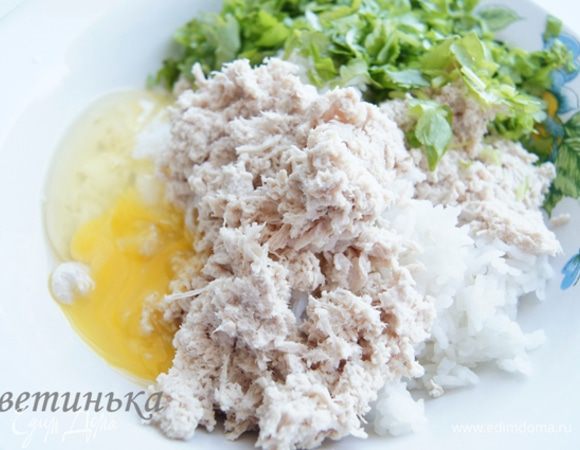 Соединяем рис с измельченным филе, петрушкой и яйцом. Перемешиваем, пробуем на вкус, корректируем соль, перец по необходимости.