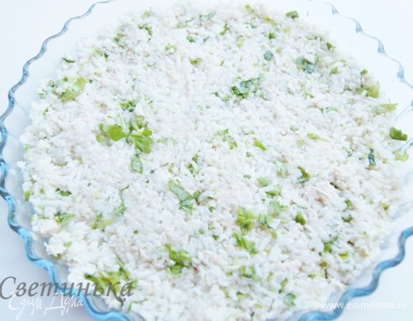 И выкладываем в форму ровным слоем нашу рисово-куриную основу.