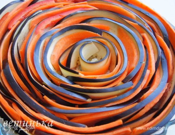 И так закручиваем до самого центра. Овощи втыкаем в мягкую основу, одновременно пытаемся придать им одинаковую высоту. Последний штрих – это перец. Вкладываем его в особо «пустые» места.