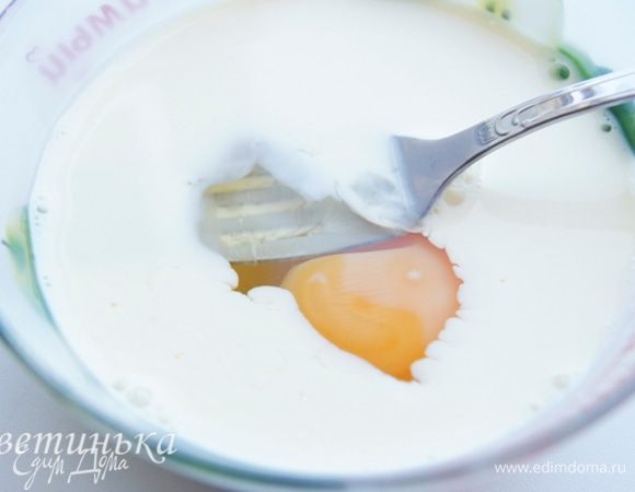 Осталось взбить сливки с яйцом… Хм, тем, кто активно подсчитывает калории, сливки, можно заменить на обычное молоко.