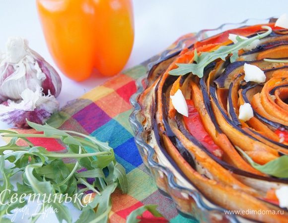 И отправляем в разогретую до 180 градусов духовку на 30-40 минут. Достаем, высокохудожественно раскидываем кусочки моцареллы, нарезаем, вкушаем, радуемся вкусу, цвету, лету и… диете тоже!