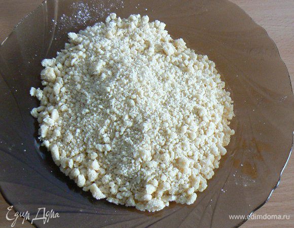 Смешайте все ингредиенты для штрейзеля и отставьте в сторону. 