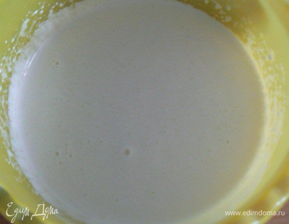 В большой миске взбейте миксером яйца, йогурт, молоко, масло и сахар.  