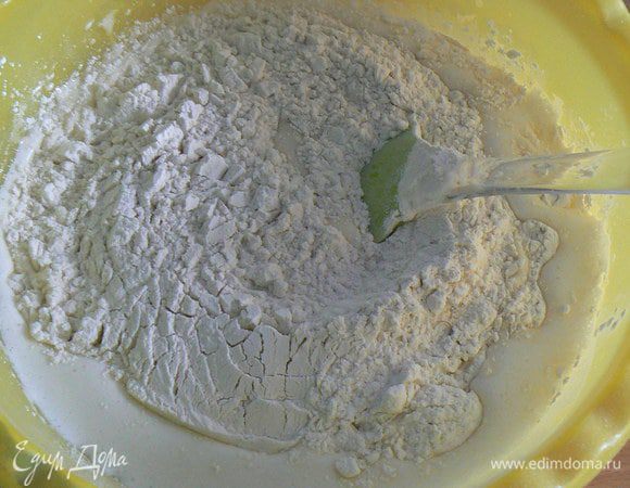 Мучную смесь добавьте к взбитым ингредиентам.